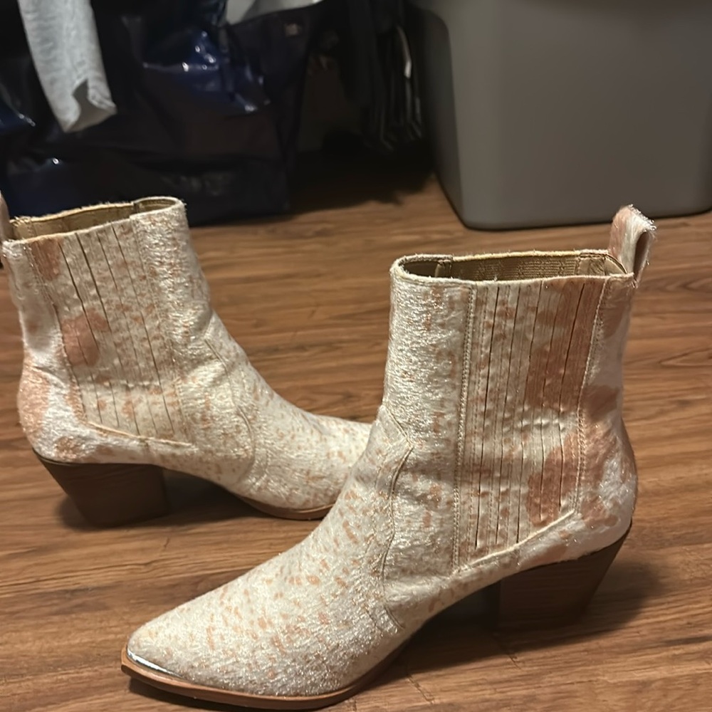 Arider girl beige and tan cow print fur bootie size 10